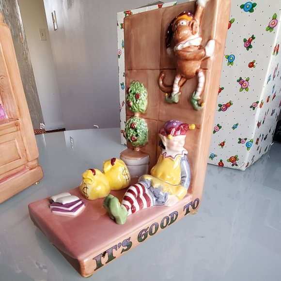 Mary Engelbreit Queen Ceramic Bookends - Cream and Tan - Picture 12 of 15